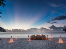 Dinner am Sandstrand - Lassen sie Ihre Schuhe zuhause und gönnen sie sich kulinarisch Köstlichkeiten am Strand.